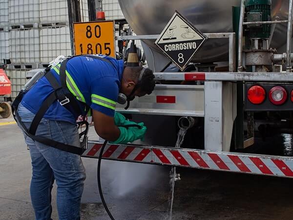 Processo de descontaminação de caminhão-tanque